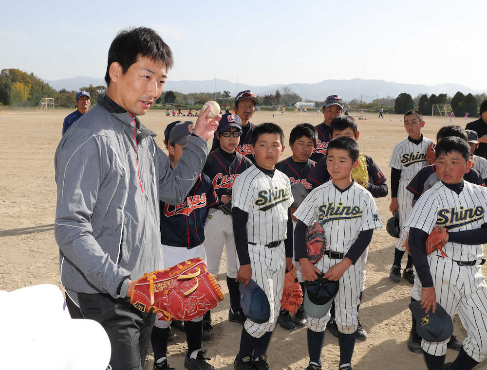 野球教室で球児たちにアドバイスを送る岩崎（撮影・大森　寛明）