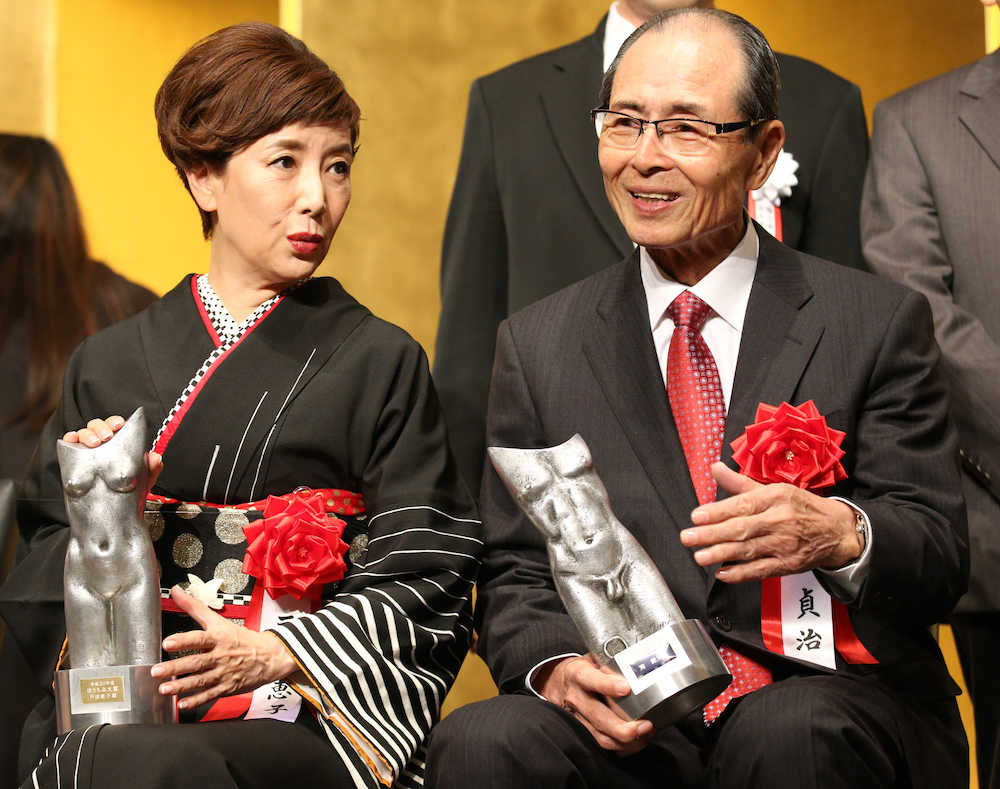 戸田恵子（左）と談笑する王会長（撮影・森沢裕）