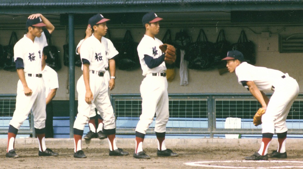 １９８５年、桜宮高２年夏の大阪府予選で、三野氏（左）とウオームアップする矢野（左から２人目）（三野氏提供）