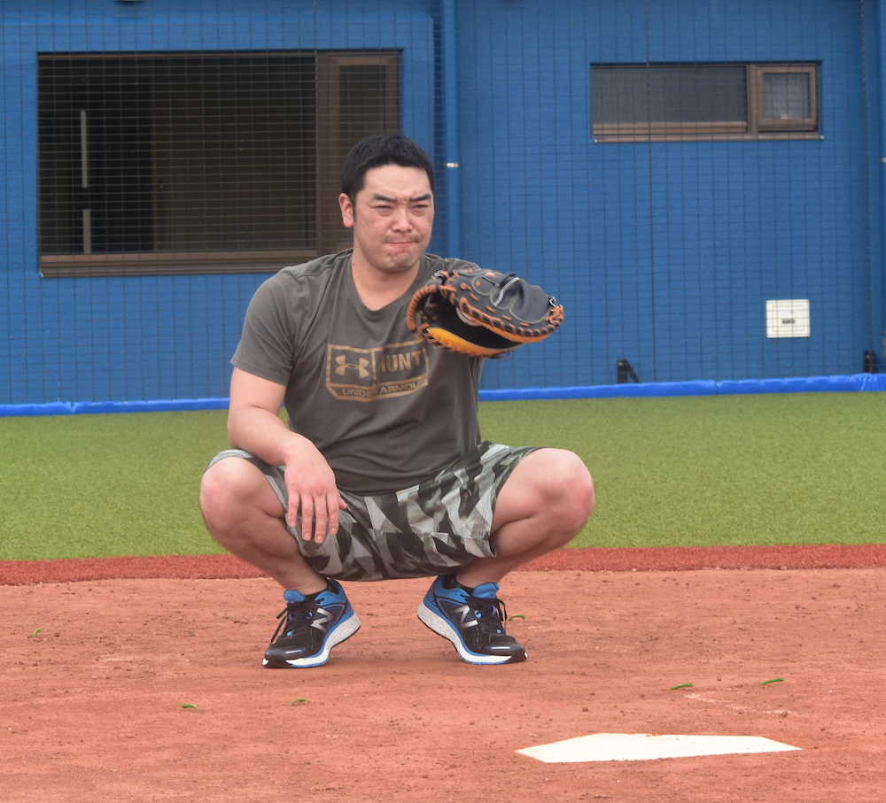 完成したばかりの伊江村野球場でキャッチングを行う巨人・阿部