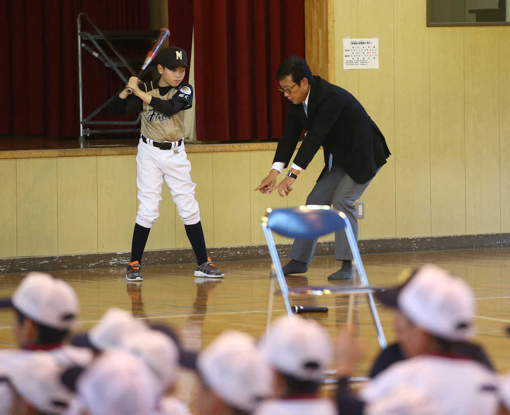 地元の少年野球選手に指導する日本ハムの栗山監督（撮影・高橋茂夫）