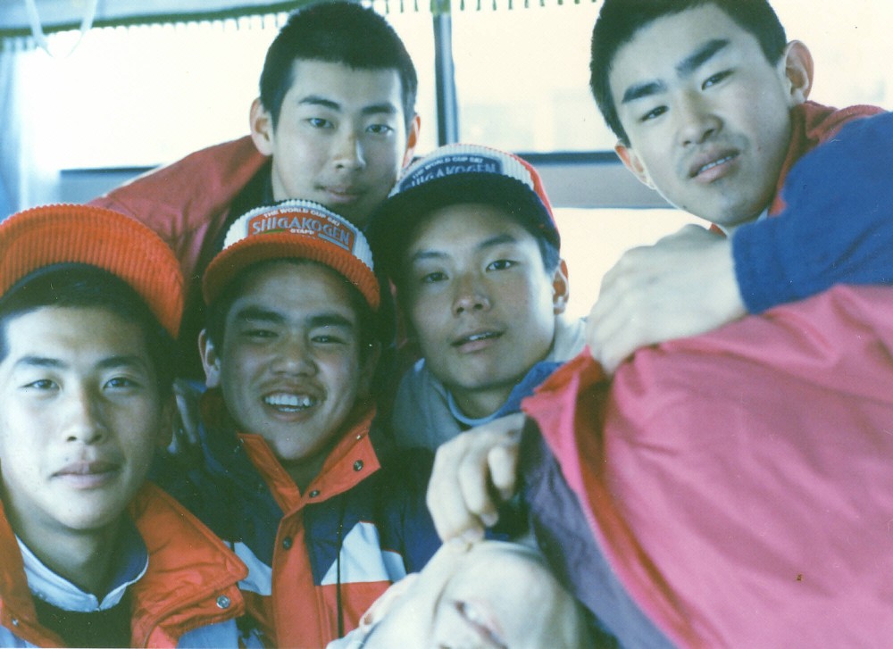 桜宮高校時代、同級生数人とスキー旅行（前列左）（矢野家提供）
