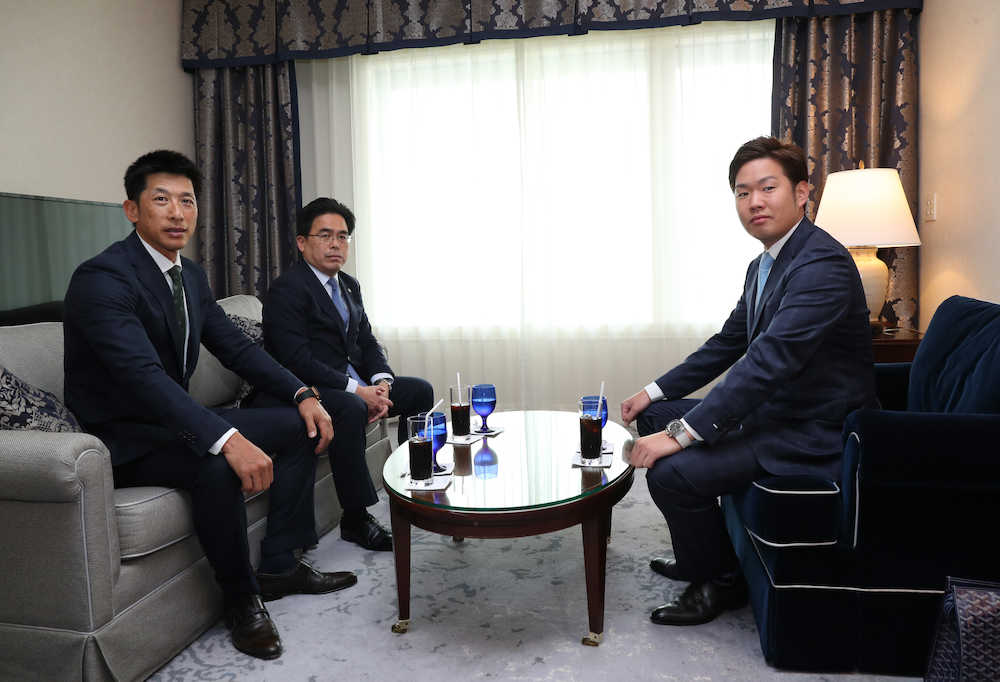 矢野監督（左）、谷本球団本部長（中央）と交渉の席に着く西　（撮影・奥　調）