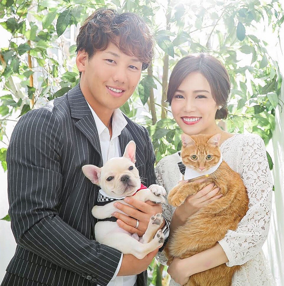 猫のブライス、犬のハーパーを抱いて幸せムードたっぷりの吉田正とゆり香さん（提供写真）