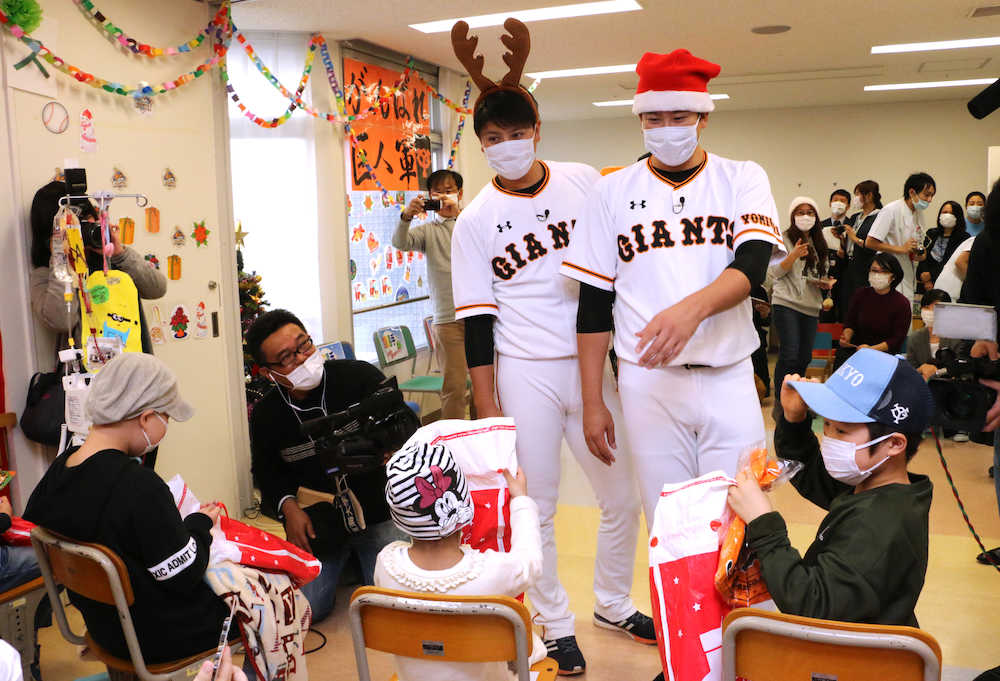 院内学級のクリスマス会に参加し、プレゼントを渡す巨人・菅野（右）と宮国（代表撮影）