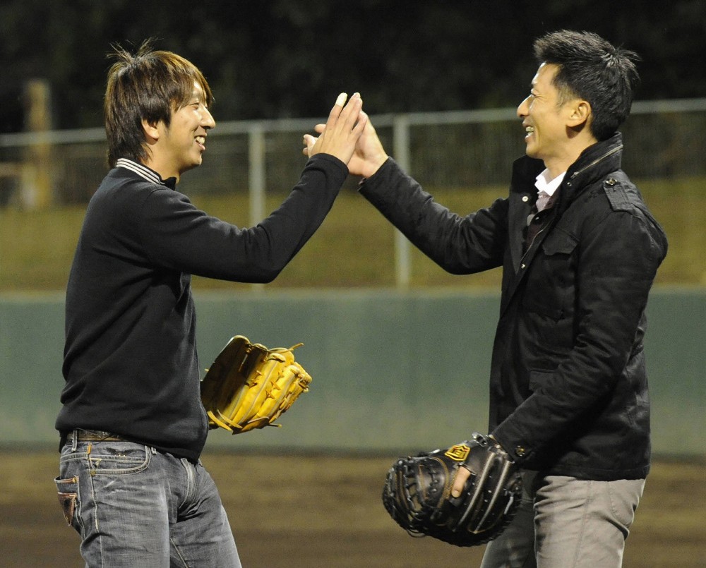 ２０１０年１２月１７日 引退試合ではできなかった矢野 右 と藤川のハイタッチがｔｖ番組で実現した スポニチ Sponichi Annex 野球