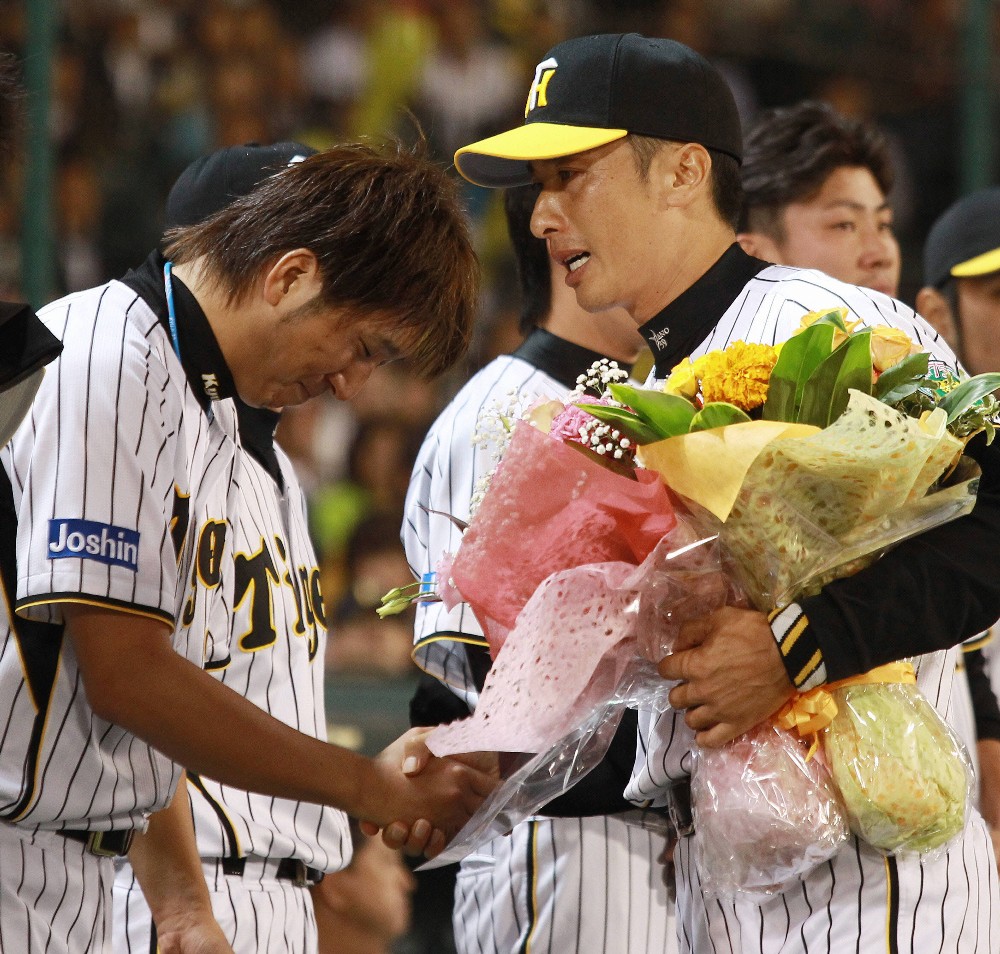 ２０１０年９月３０日、矢野（右）の引退試合を勝利で飾れず、藤川は申し訳なさそうに握手する
