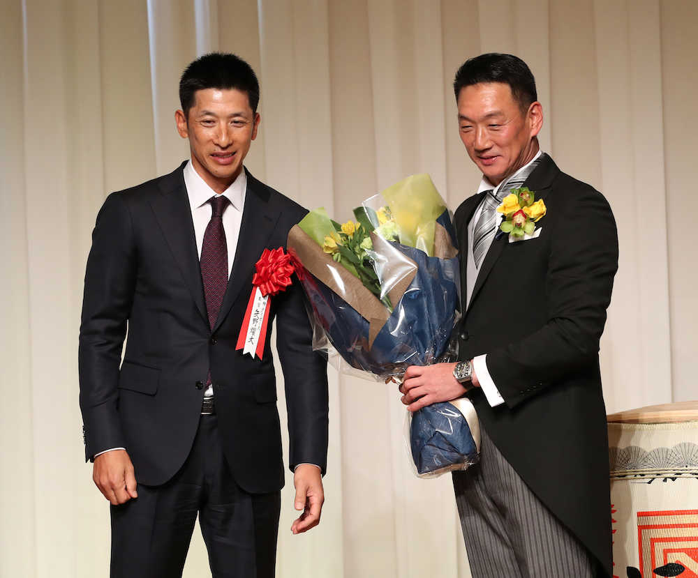 矢野監督（左）から花束を受け取り記念写真に納まる金本氏　（撮影・奥　調）