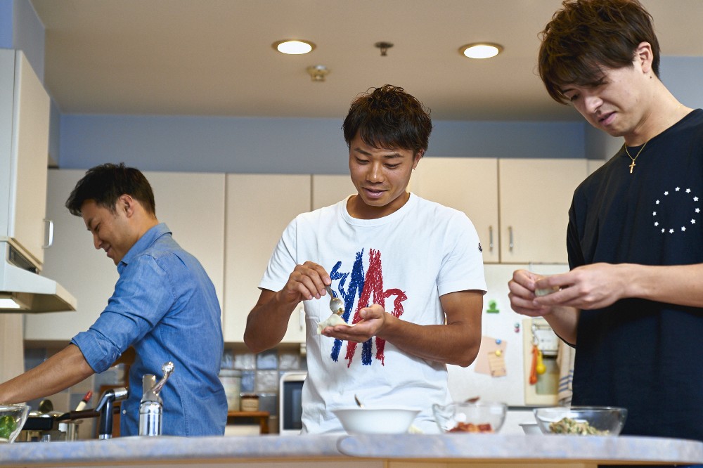 ニッポンハムＣＭで料理に挑戦した（左から）田中賢、中島、上沢