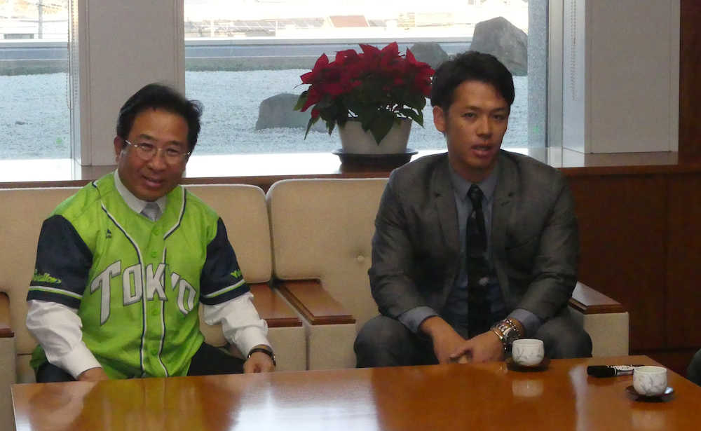 愛知県田原市役所を訪問し、山下政良市長（左）らと談笑するヤクルトの小川