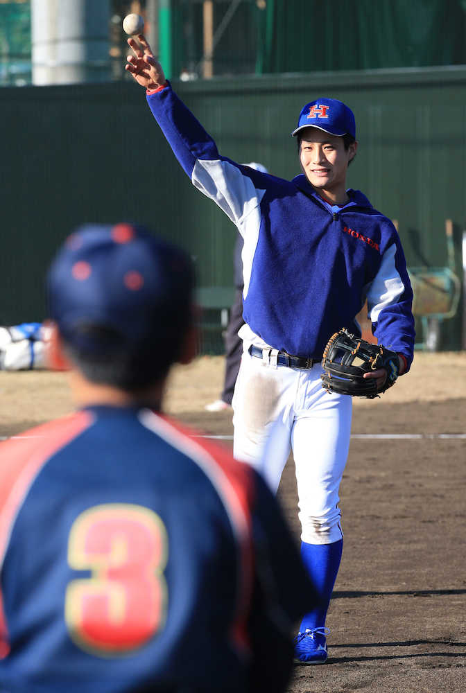 野球少年とキャッチボールする阪神ドラフト３位の木浪（撮影・森沢裕）