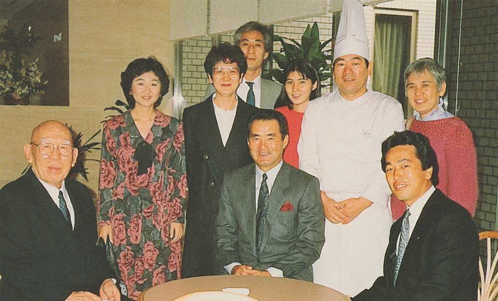 ホテル竹園芦屋グランドオープン（１９８６年１１月）で来館した長嶋茂雄氏（前列中央）と創業者・福本貞次氏（同左）＝株式会社・竹園提供