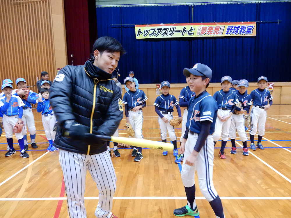 地元島根の野球少年たちに打撃のアドバイスをする糸原