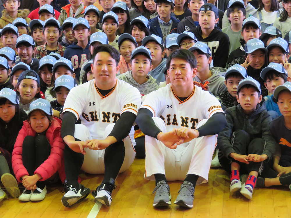 狛江市立第三小学校を訪問した巨人・桜井（中央右）と宇佐見