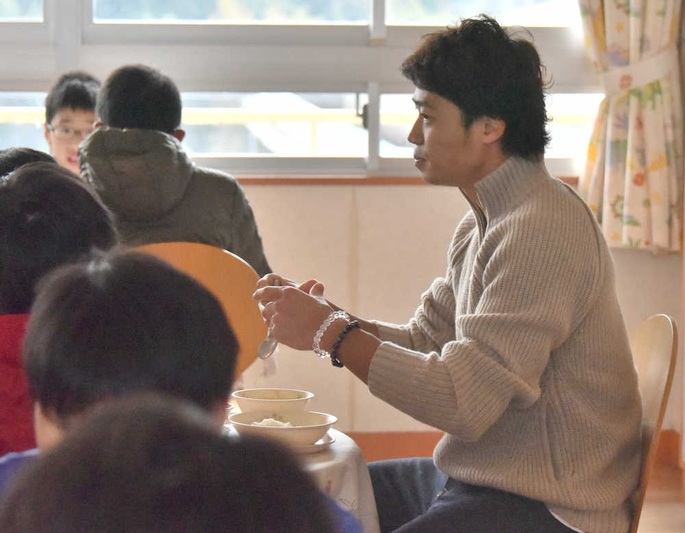 福岡市内の井野小学校の児童らと給食を食べ触れあった中島卓