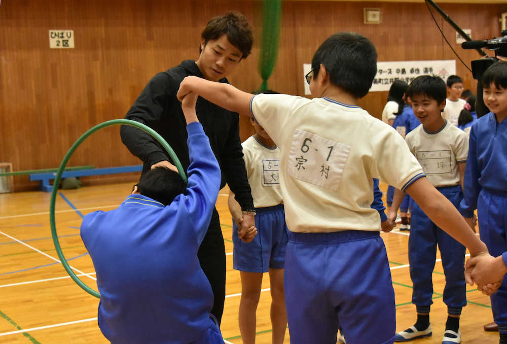 福岡の母校で児童と交流する日本ハム・中島