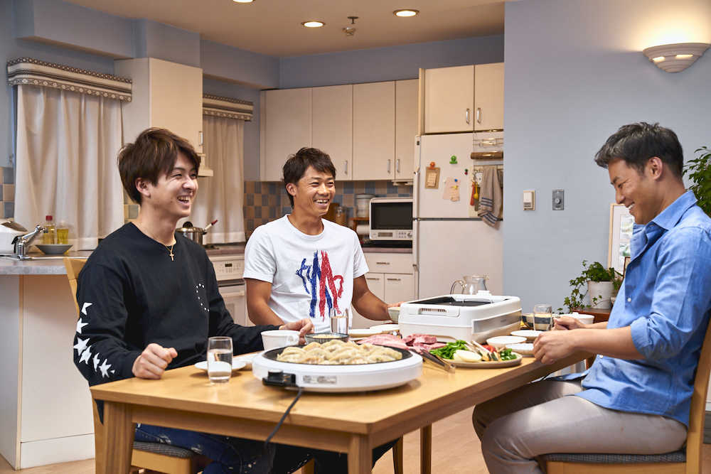 ニッポンハムグループの新企業ＣＭに出演した日本ハムの（左から）上沢、中島、田中賢