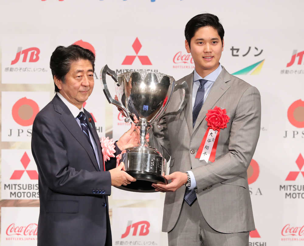 ＜日本プロスポーツ大賞＞大賞に輝き、安倍首相（左）からトロフィーが贈られる大谷（撮影・吉田　剛）