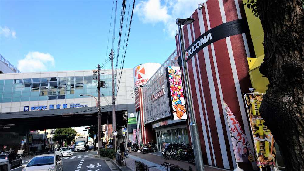 阪神西宮駅近く、かつて敷島劇場があった辺り。今はパチンコ店になっている