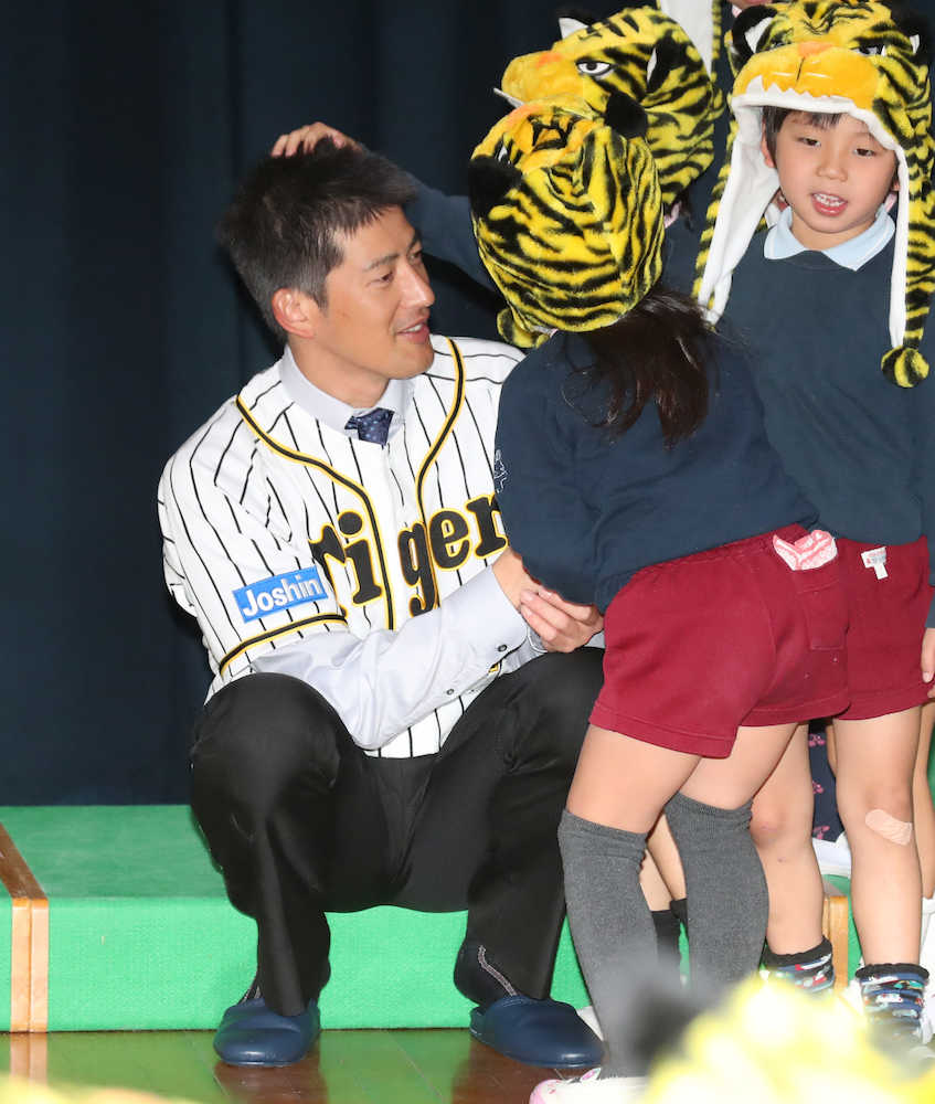 鳴尾東幼稚園を訪問し、記念写真後に子供らに頭をナデナデされる能見（撮影・坂田　高浩）