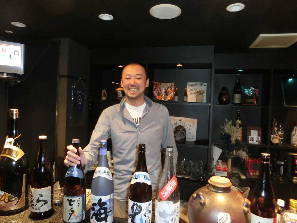 神戸・三宮で焼酎バーを経営していた安達智次郎さん（２０１４年１月撮影）