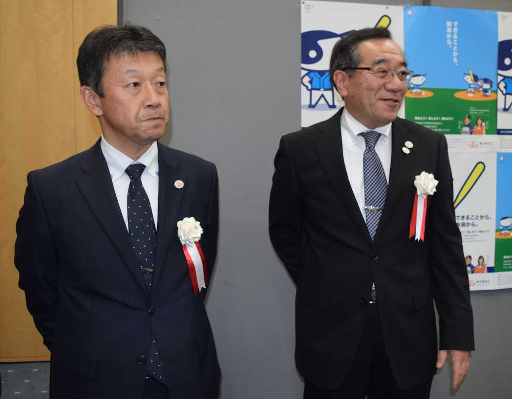 サミット終了後、球数制限について囲み取材に応じる新潟県高野連の富樫会長（右）と杵鞭専務理事
