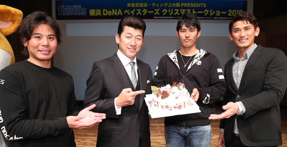 （左から）浜口、井納、中川から誕生日ケーキを贈られた三浦コーチ（撮影・島崎忠彦）