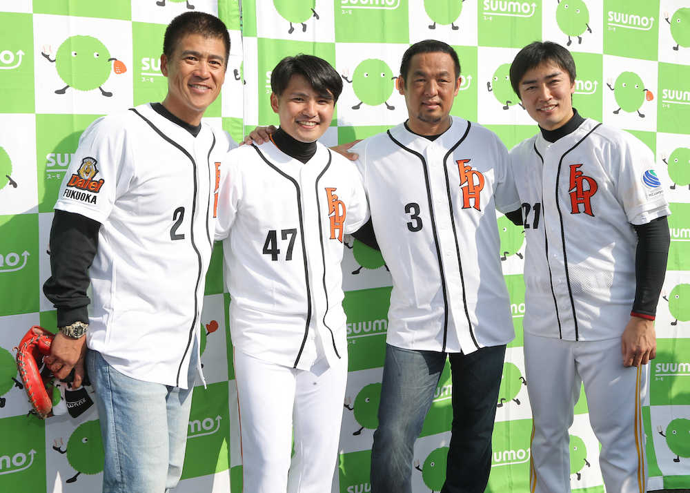 “引退式”を終え笑顔を見せる（左から）城島氏、杉内コーチ、松中氏、和田（撮影・岡田　丈靖）