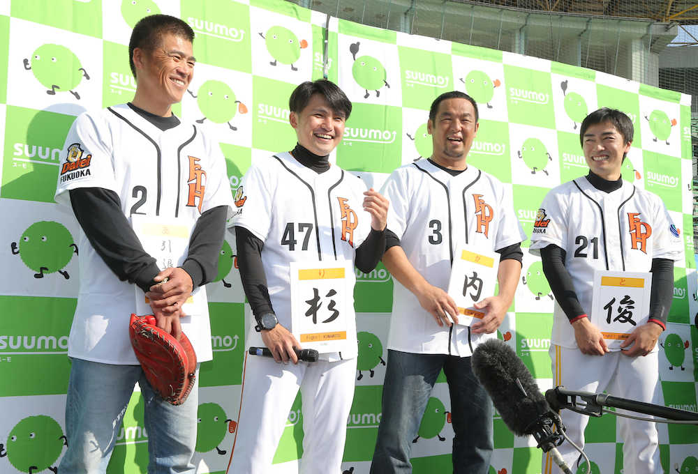 “引退式”を終え笑顔を見せる（左から）城島氏、杉内コーチ、松中氏、和田（撮影・岡田　丈靖）