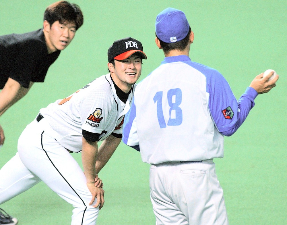 ＜ダ・西＞試合前、西武・松坂大輔投手（右）と談笑するダイエー・寺原隼人投手