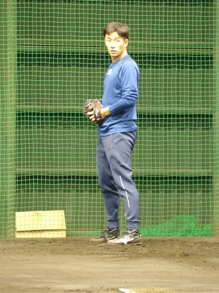 ブルペンで投球練習をする日本ハム・斎藤