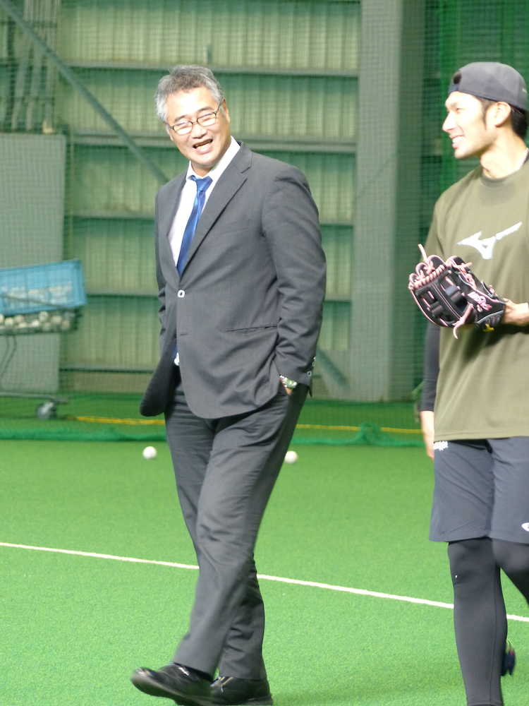鎌ケ谷で練習を視察し、大田と会話する日本ハム・木田投手チーフコーチ（左）