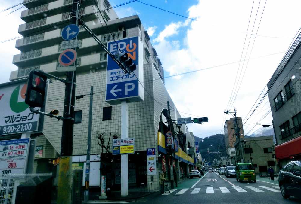かつて日名子旅館があった場所。現在は家電量販店とマンションになっている。