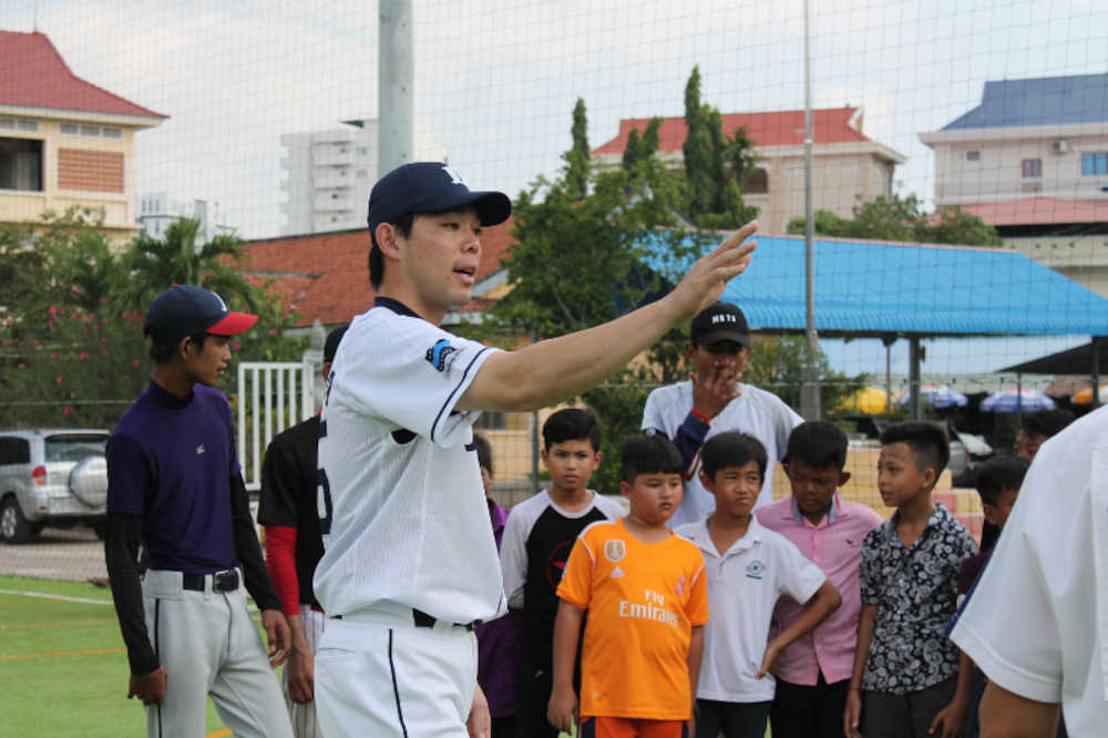 カンボジアの首都プノンペンで野球教室を行った西武・秋山