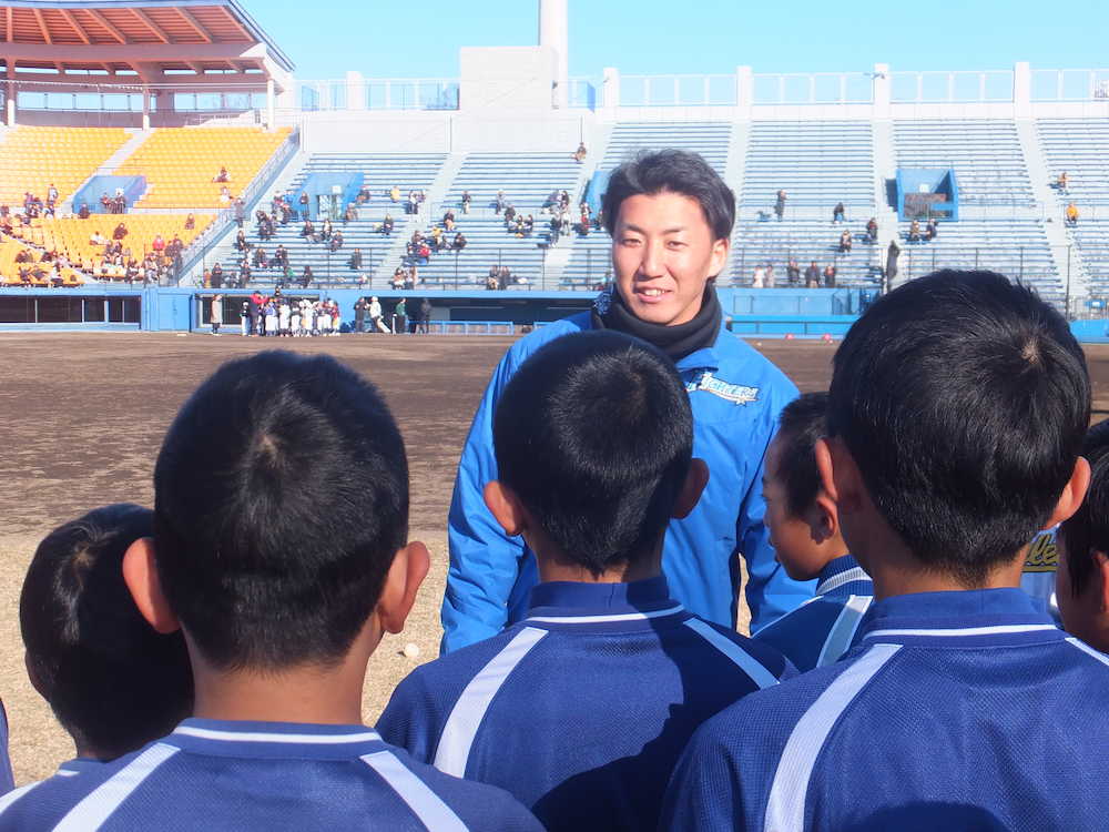 静岡市内で行われた野球教室に参加した日本ハム・浦野