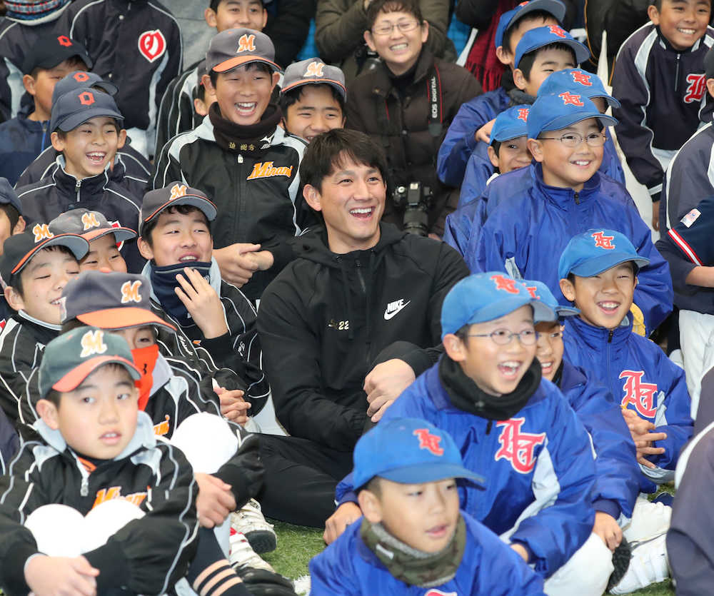 広陵高校の野球教室に参加し子供たちに囲まれ笑顔の巨人・小林（中央）　（撮影・奥　調）