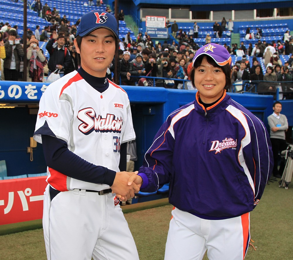 球界初の兄妹選手。兄のヤクルト・川端慎吾（左）と川端友紀