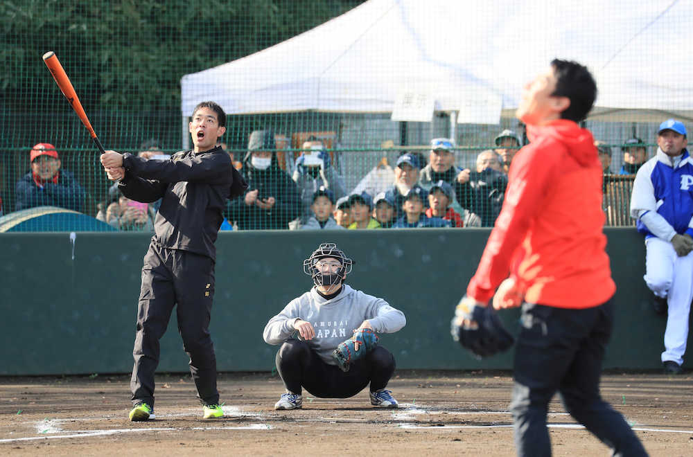 ２４日に行われた横須賀市での野球交流会で、自民党の小泉進次郎衆議院議員（右）と対戦する秋山（左）