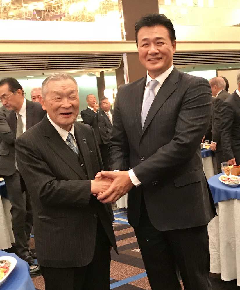 【画像・写真】中日・与田監督　根尾引いたドラフト会議で原監督からけん制されていた！？
