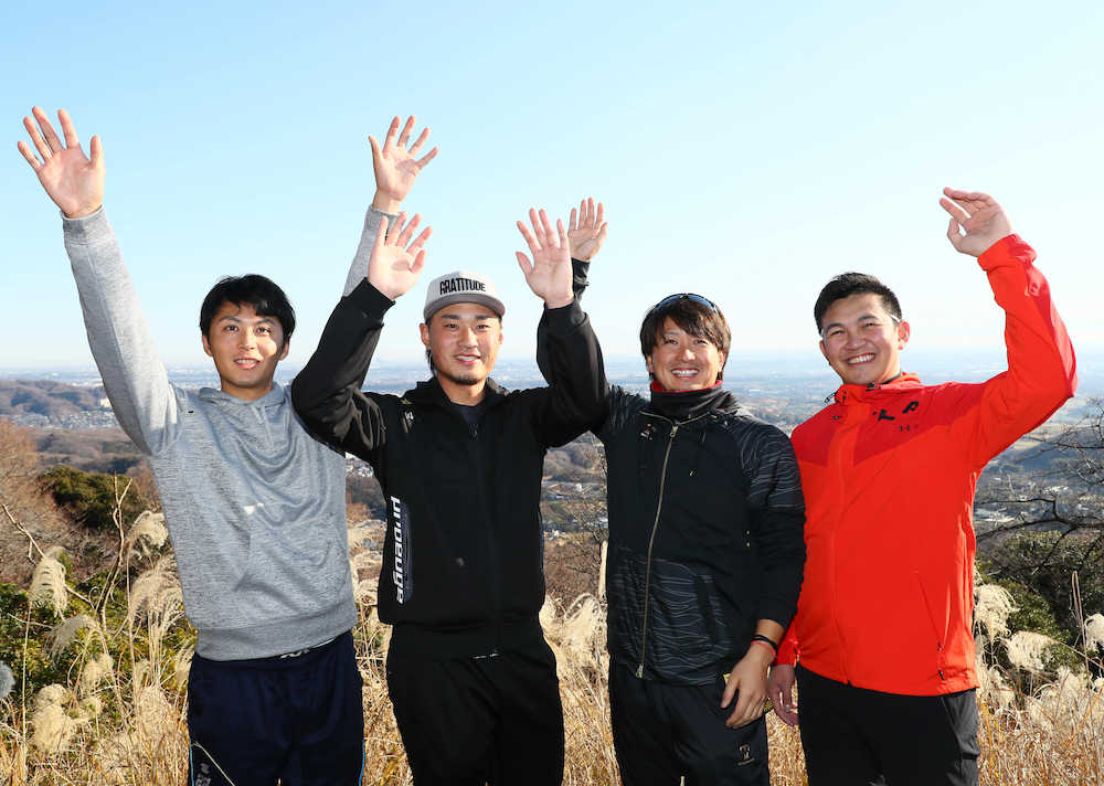 ＜ＤｅＮＡ投手陣練習＞山頂で笑顔を見せる（左から）ＤｅＮＡ・熊原、石田、三嶋、山崎（撮影・会津　智海）