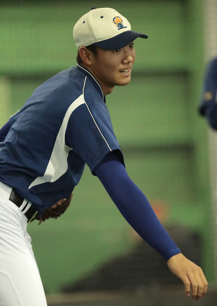 【画像・写真】ドラフト目玉　星稜・奥川６０球投げ初め　３球団スカウト視察