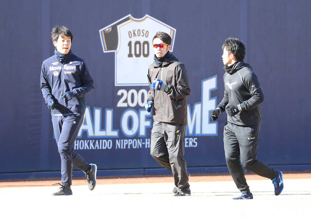 【画像・写真】日本ハム移籍の秋吉と谷内　ヤクルト時代に同僚の杉浦と自主トレ「また一からのスタートという気持ち」
