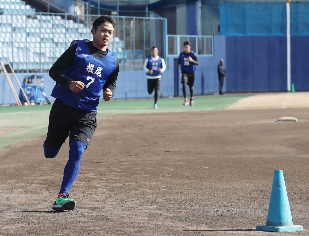 【画像・写真】中日・ドラ１の根尾ら合同自主トレ開始　グラウンド１０周走、堂々のトップ