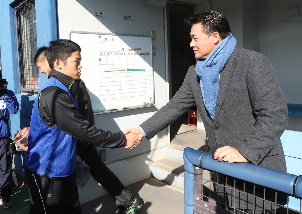 【画像・写真】中日・与田監督　自主トレ視察でドラ１・根尾を絶賛「バランスが良い」