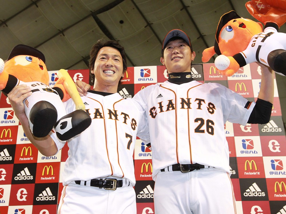 １１年１０月２２日、横浜戦で代打逆転サヨナラ満塁本塁打を放ち内海（右）とお立ち台に上がる長野