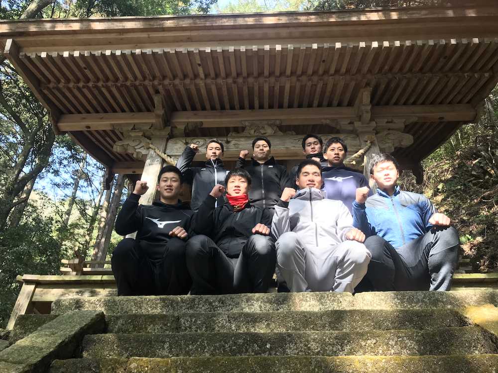 湯ノ山明神を参拝し、鯉の滝登りの彫刻が刻まれている本殿の前で記念撮影をする新人８選手