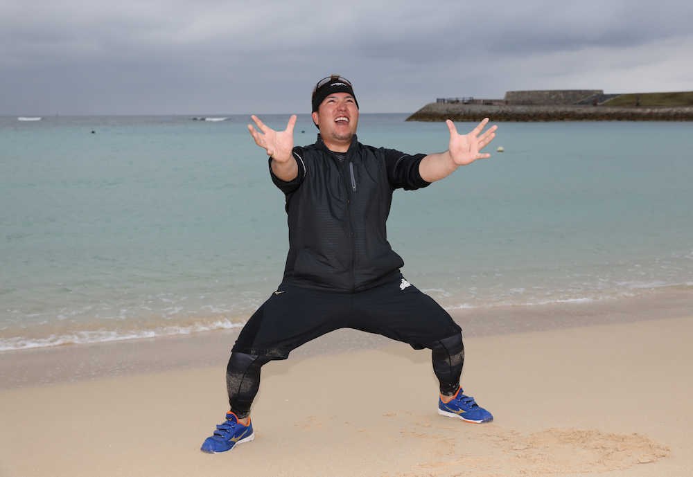 地元沖縄のビーチで「どすこいポーズ」を披露する西武・山川（撮影・高橋　雄二）