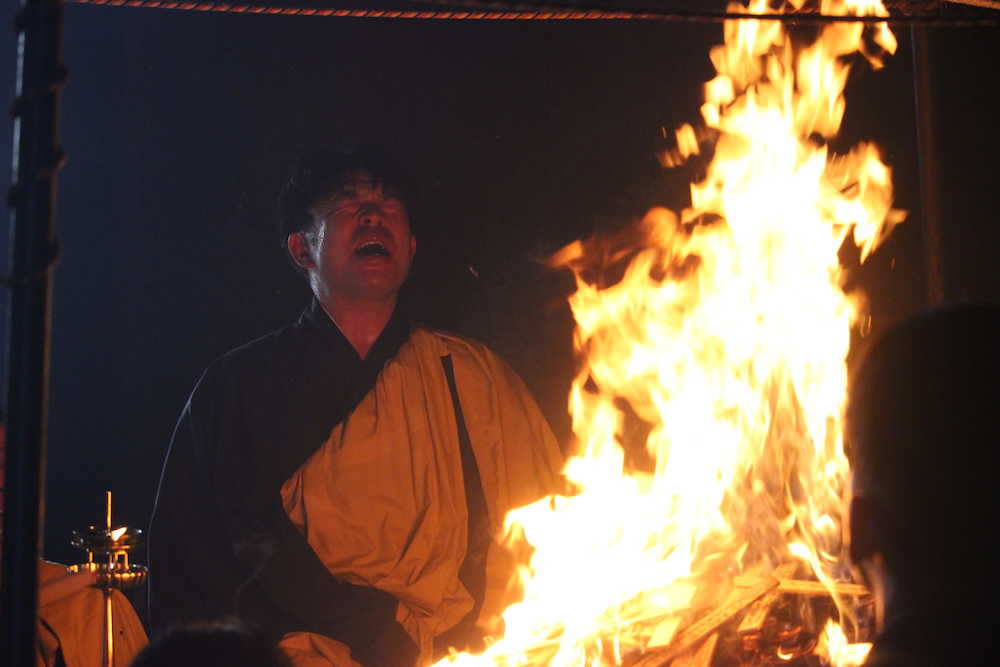 【画像・写真】広島・堂林が３年連続護摩行　“師匠”新井氏は不参加も長野加入で激しい外野争いへ気持ち新た