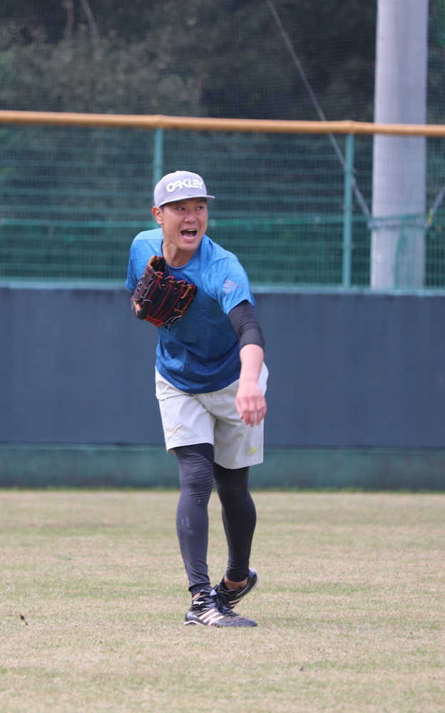 【画像・写真】西武に移籍の内海　ブルーのＴシャツでブルペン入り「自分の気持ちも前にいっている」
