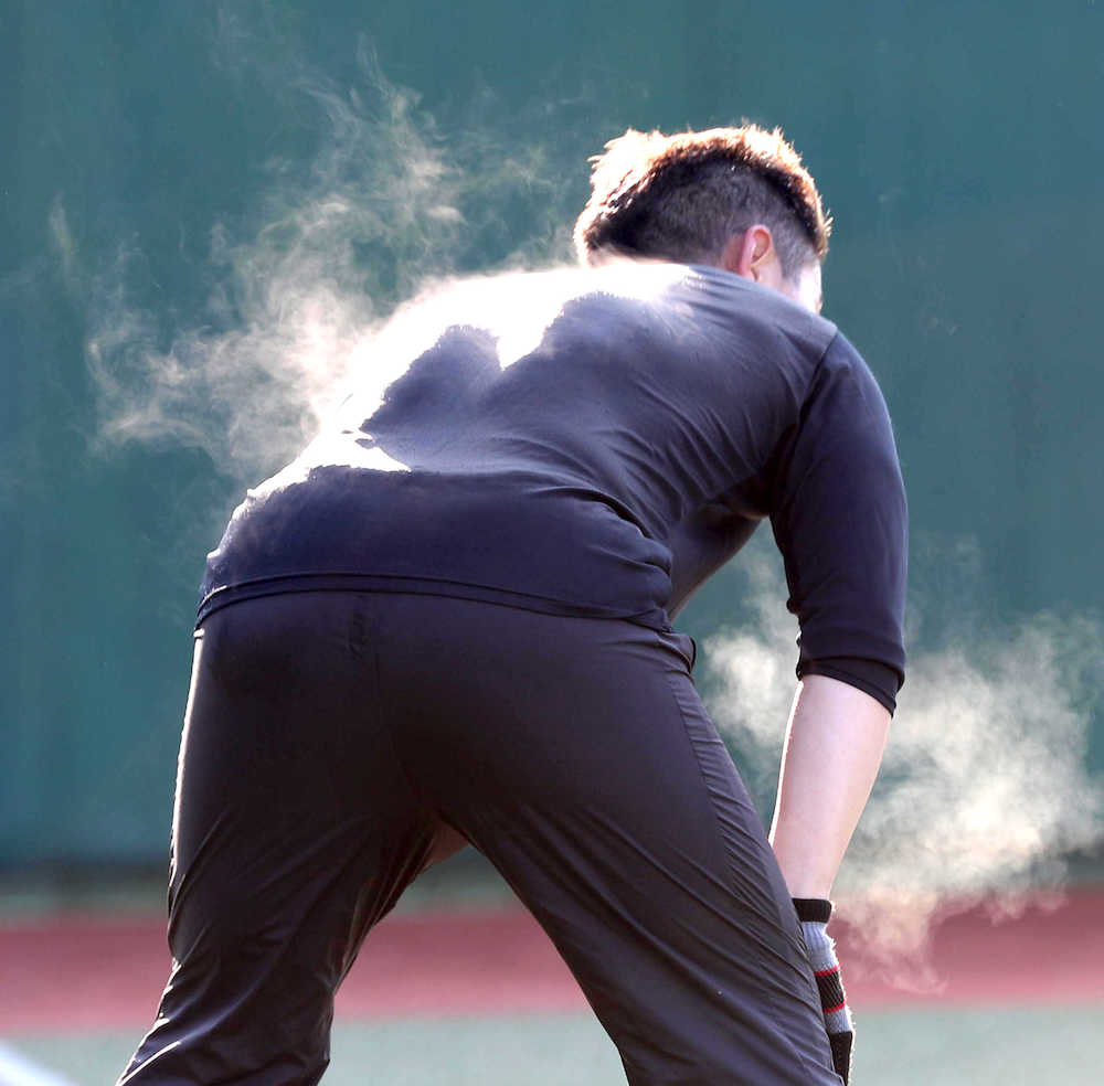 燃えてるような汗を流し自主トレする中村晃 撮影 中村 達也 スポニチ Sponichi Annex 野球